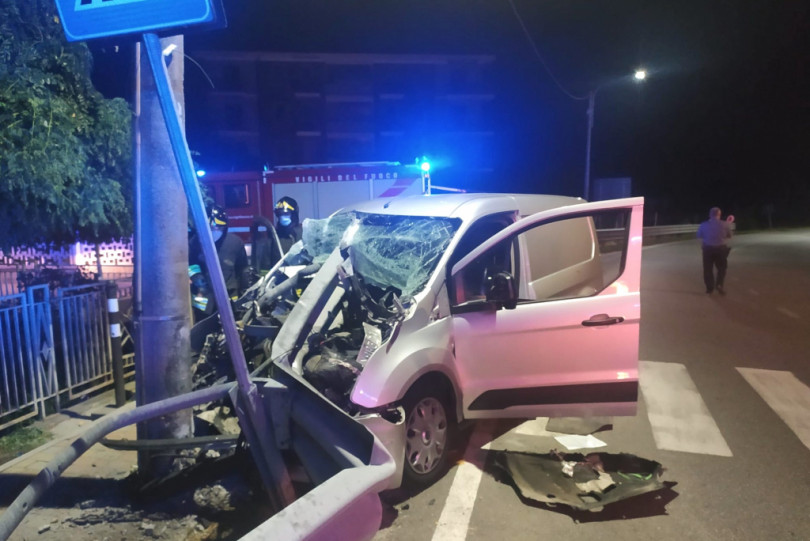 Furgone tagliato in due dopo l’urto contro il guard Rail